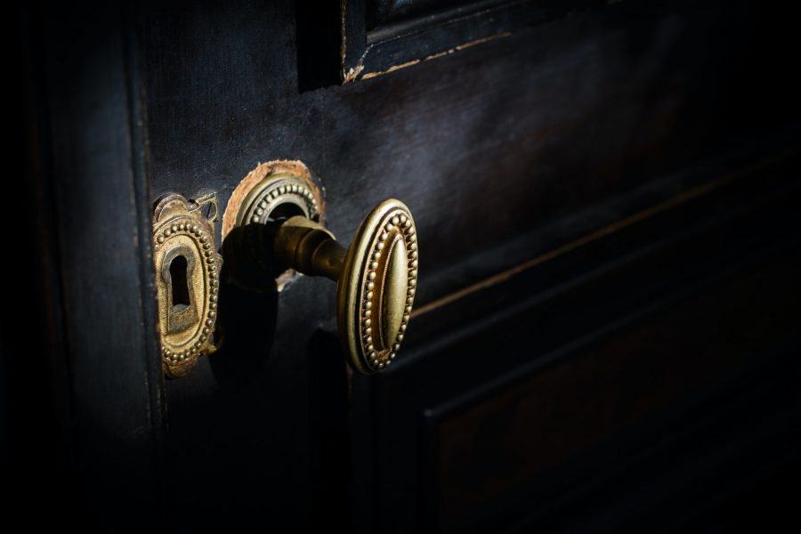detail-of-antique-golden-door-handle-knob.jpg